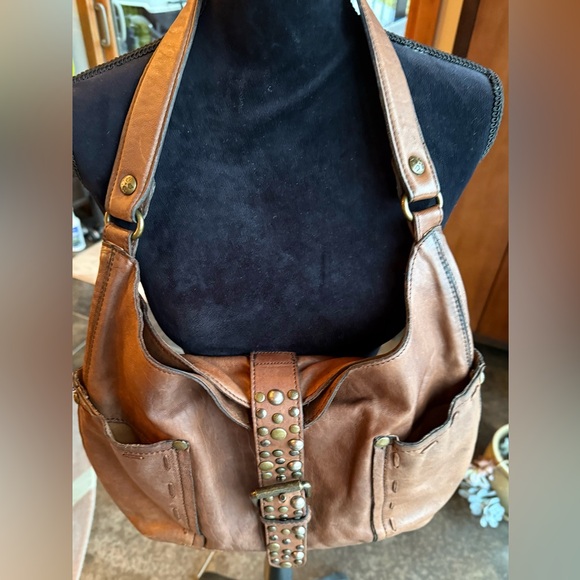 Patricia Nash Cobblestone Urbino shoulderbag. Studded strap closure, distressed - Picture 12 of 16